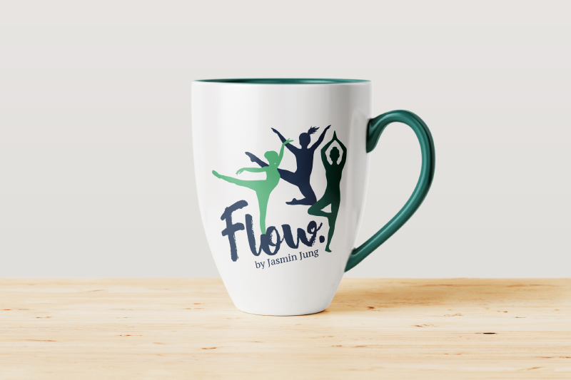 Präsentation des Firmenlogos der Tanzschule Flow by Jasmin Jung. auf einer weißen Tasse