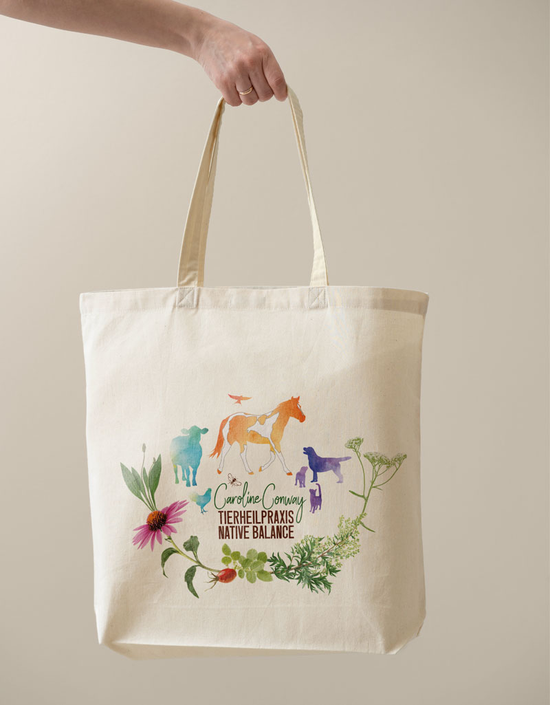 Logogestaltung für Tierheilpraktikerin. Illustrative Darstellung von Tieren und Pflanzen auf Jutebeutel.