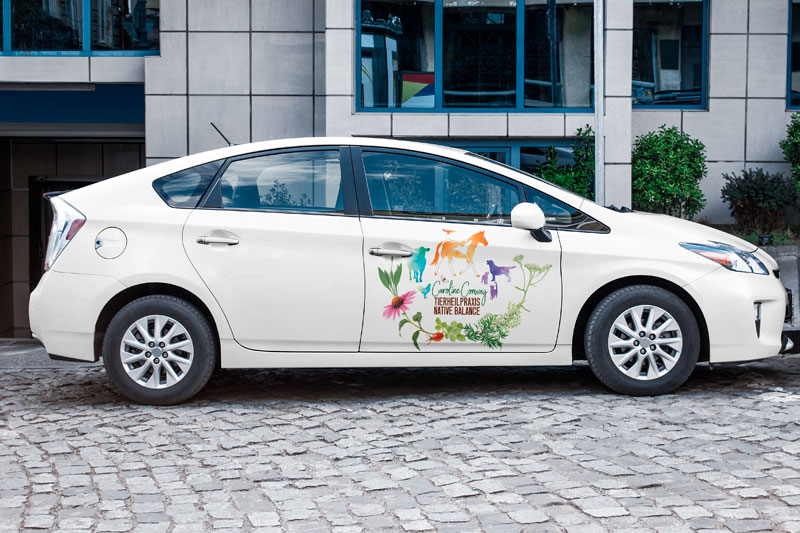 Tierheilpraktiker Logo auf Fahrzeug dargestellt.